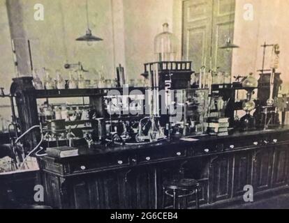 Aller à la page|12345Suivant ancien laboratoire chimique avec équipement et table avec flacons en verre et tasses à mesurer, Laboratoire médical, Décoration ancienne Banque D'Images