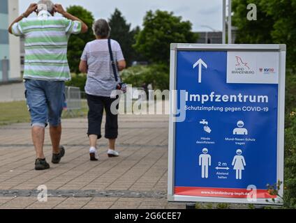 05 juillet 2021, Brandebourg, Francfort (Oder) : deux personnes se rendent au centre de vaccination de la ville de Francfort (Oder). Les bureaux de santé de Brandebourg n'ont signalé aucune nouvelle infection à Corona dans un délai d'une journée. Le ministère de la Santé de Potsdam a annoncé lundi que le nombre moyen de nouvelles infections pour 100,000 habitants en une semaine reste donc à 2.3. Photo: Patrick Pleul/dpa-Zentralbild/ZB Banque D'Images