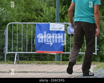 05 juillet 2021, Brandebourg, Francfort (Oder) : un homme se rend au centre de vaccination de la ville de Francfort (Oder). Les bureaux de santé de Brandebourg n'ont signalé aucune nouvelle infection à Corona dans un délai d'une journée. Le ministère de la Santé de Potsdam a annoncé lundi que le nombre moyen de nouvelles infections pour 100,000 habitants en une semaine reste donc à 2.3. Photo: Patrick Pleul/dpa-Zentralbild/ZB Banque D'Images