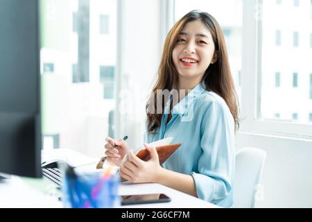 Portrait d'une belle jeune femme d'affaires souriante Banque D'Images