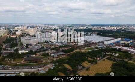 Paysage urbain. Des bâtiments de grande hauteur et une zone industrielle à côté. Photographie aérienne. Banque D'Images