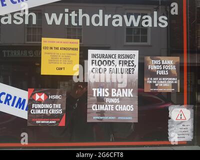 Woodbridge, Suffolk, Royaume-Uni, juillet 05 2021 : affiche de rébellion d'extinction qui a été placée sur les murs d'une banque HSBC prétendant financer la crise climatique Banque D'Images
