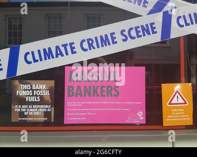 Woodbridge, Suffolk, Royaume-Uni, juillet 05 2021 : affiche de rébellion d'extinction qui a été placée sur les murs d'une banque HSBC prétendant financer la crise climatique Banque D'Images