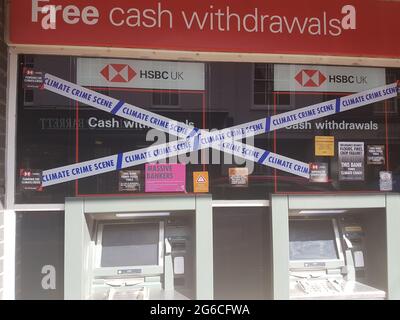 Woodbridge, Suffolk, Royaume-Uni, juillet 05 2021 : affiche de rébellion d'extinction qui a été placée sur les murs d'une banque HSBC prétendant financer la crise climatique Banque D'Images