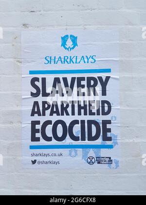 Woodbridge, Suffolk, Royaume-Uni juillet 05 2021 : affiche de rébellion d'extinction qui a été placée sur les murs d'une banque Barclays prétendant qu'ils financent les cras climatiques Banque D'Images