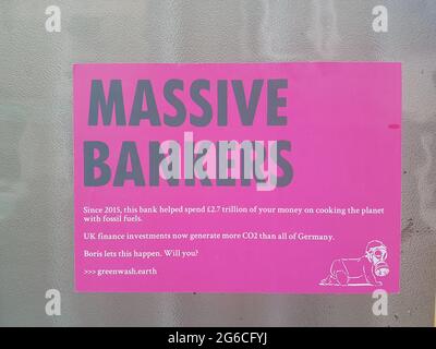 Woodbridge, Suffolk, Royaume-Uni juillet 05 2021 : affiche de rébellion d'extinction qui a été placée sur les murs d'une banque Barclays prétendant qu'ils financent les cras climatiques Banque D'Images