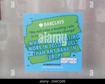 Woodbridge, Suffolk, Royaume-Uni juillet 05 2021 : affiche de rébellion d'extinction qui a été placée sur les murs d'une banque Barclays prétendant qu'ils financent les cras climatiques Banque D'Images