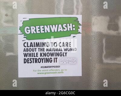 Woodbridge, Suffolk, Royaume-Uni juillet 05 2021 : affiche de rébellion d'extinction qui a été placée sur les murs d'une banque Barclays prétendant qu'ils financent les cras climatiques Banque D'Images