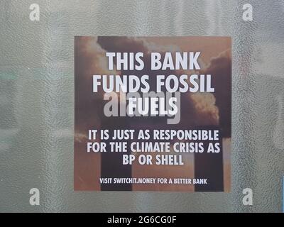 Woodbridge, Suffolk, Royaume-Uni juillet 05 2021 : affiche de rébellion d'extinction qui a été placée sur les murs d'une banque Barclays prétendant qu'ils financent les cras climatiques Banque D'Images