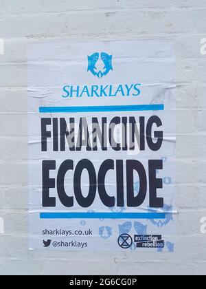 Woodbridge, Suffolk, Royaume-Uni juillet 05 2021 : affiche de rébellion d'extinction qui a été placée sur les murs d'une banque Barclays prétendant qu'ils financent les cras climatiques Banque D'Images
