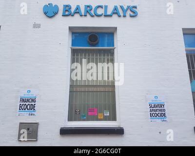 Woodbridge, Suffolk, Royaume-Uni juillet 05 2021 : affiche de rébellion d'extinction qui a été placée sur les murs d'une banque Barclays prétendant qu'ils financent les cras climatiques Banque D'Images