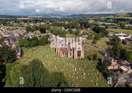 Vue aérienne de l'abbaye de Melrose, frontières écossaises, Écosse, Royaume-Uni. Banque D'Images