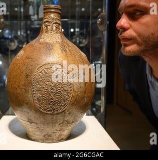 Bonhams, Londres, Royaume-Uni. 5 juillet 2021. La semaine des classiques à Bonhams comprend les 500 ans de vente de la céramique européenne le 6 juillet. Image: Une grande carafe en grès Cologne/Frechen (bellarmine), première moitié du XVIIe siècle, estimation: £1,500-2,000. Crédit : Malcolm Park/Alay Live News Banque D'Images