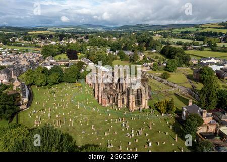 Vue aérienne de l'abbaye de Melrose, frontières écossaises, Écosse, Royaume-Uni. Banque D'Images