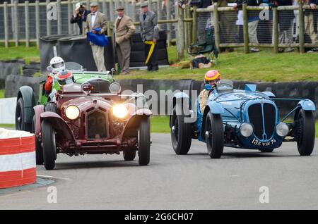 Alfa Romeo 8C 2300 Monza et Delahaye 135S voitures de course vintage en compétition dans le Brooklands Trophy au Goodwood Revival, Royaume-Uni, dans le chicane Banque D'Images