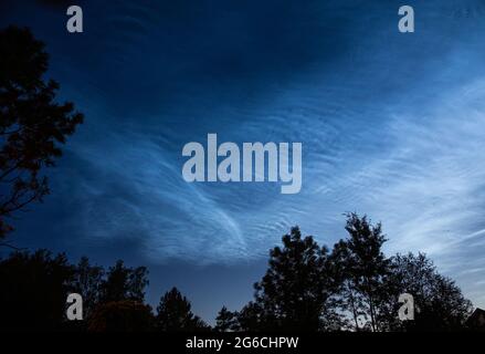 Nuages Noctilucent ou nuages illuminés de nuit dans le ciel d'été de minuit. Des nuages blancs lumineux dans l'atmosphère supérieure où le soleil brille encore sur eux. Banque D'Images