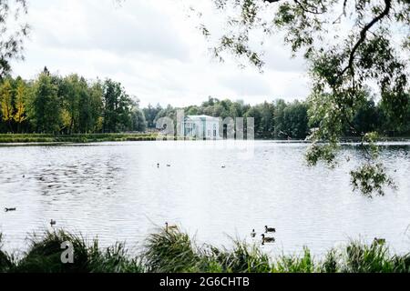 Magnifique paysage dans le parc public populaire de Gatchina. Le Pavillon de Vénus. Banque D'Images