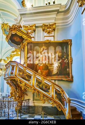 KIEV, UKRAINE - 18 MAI 2021 : impressionnante chaire baroque de l'église St Andrew, décorée de stuc doré, sculptures murales d'anges et de douleur Banque D'Images