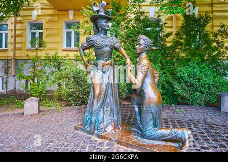 La sculpture des personnages célèbres de l'ancien film humoristique soviétique ukrainien - Pronya Prokopivna et Svirid Holokhvastav, situé dans la Desce d'Andrew Banque D'Images