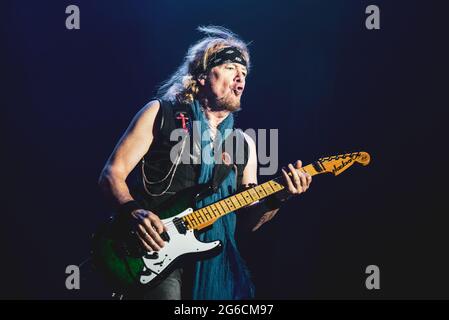 CLISSON, HELLFEST FESTIVAL, FRANCE : Adrian Smith, guitariste du groupe britannique Iron Maiden, en direct sur scène au Hellfest Festival 2018 à Clisson, pour la tournée mondiale « héritage de la bête » 2018 Banque D'Images