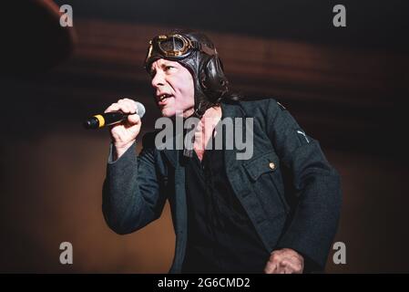 CLISSON, HELLFEST FESTIVAL, FRANCE : Bruce Dickinson, chanteur du groupe britannique Iron Maiden, en direct sur scène au Hellfest Festival 2018 à Clisson, pour la tournée mondiale « héritage de la bête » 2018 Banque D'Images