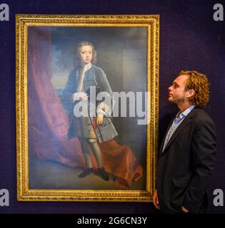 Bonhams, Londres, Royaume-Uni. 5 juillet 2021. La semaine des classiques à Bonhams comprend la vente des peintures de l'ancien Maître le 7 juillet. Image : Jonathan Richardson (Londres 1665-1745). Portrait d'un garçon, membre de la famille Gough, en robe bleue, debout devant un rideau rouge. Estimation: £10,000-15,000. Crédit : Malcolm Park/Alay Live News Banque D'Images