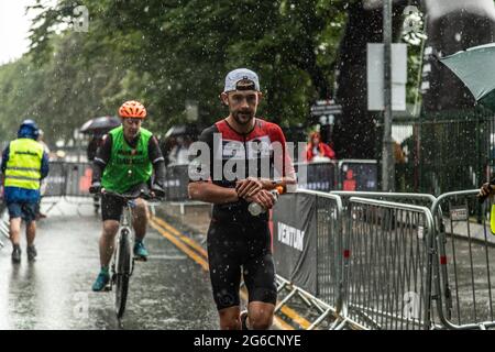 Bolton, Royaume-Uni. 04e juillet 2021. Sam Laidlow vu en action pendant le triathlon Ironman à Bolton.Ironman est un événement annuel organisé dans le monde entier où les athlètes concourent dans un triathlon éprouvant. Le triathlon de cette année a été 20 mois en préparation en raison de l'attente du covid. (Photo par Ryan Jenkinson/SOPA Images/Sipa USA) crédit: SIPA USA/Alay Live News Banque D'Images