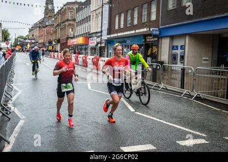 Bolton, Royaume-Uni. 04e juillet 2021. Katrina Matthews vu en action pendant le triathlon Ironman à Bolton.Ironman est un événement annuel organisé dans le monde entier où les athlètes concourent dans un triathlon éprouvant. Le triathlon de cette année a été 20 mois en préparation en raison de l'attente du covid. (Photo par Ryan Jenkinson/SOPA Images/Sipa USA) crédit: SIPA USA/Alay Live News Banque D'Images