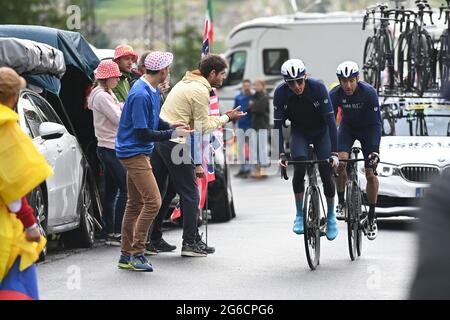 Tignes, France. 04e juillet 2021. MARTIN Daniel (IRL) de LA NATION DE DÉMARRAGE D'ISRAËL et DES BOIS Michael (CAN) de LA NATION DE DÉMARRAGE D'ISRAËL NATIONpendant la phase 9 du Tour de France le dimanche 5 juillet 2021. Le crédit photo devrait se lire: Pete Goding/GodingImages. Crédit : Peter Goding/Alay Live News Banque D'Images