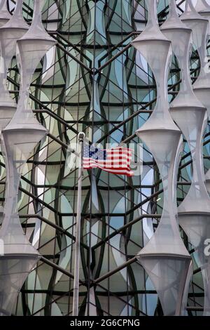 Drapeau américain devant la nouvelle ambassade américaine conçue par les architectes KieranTimberlake dans le nouveau quartier de développement de Londres, Nine Elms. Banque D'Images