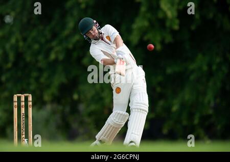 Batteur de cricket sur quatre courses. Banque D'Images