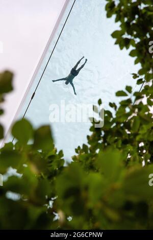 Le pont transparent Sky Pool de 35 mètres de haut entre deux bâtiments de l'Embassy Gardens est la piscine extérieure la plus exclusive de Londres. Londres, Royaume-Uni. Banque D'Images