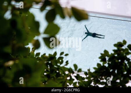 Le pont transparent Sky Pool de 35 mètres de haut entre deux bâtiments de l'Embassy Gardens est la piscine extérieure la plus exclusive de Londres. Londres, Royaume-Uni. Banque D'Images