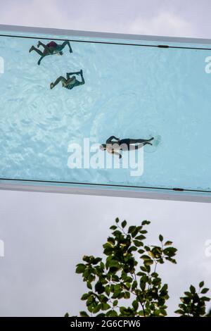 Le pont transparent Sky Pool de 35 mètres de haut entre deux bâtiments de l'Embassy Gardens est la piscine extérieure la plus exclusive de Londres. Londres, Royaume-Uni. Banque D'Images