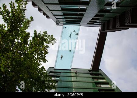 Le pont transparent Sky Pool de 35 mètres de haut entre deux bâtiments de l'Embassy Gardens est la piscine extérieure la plus exclusive de Londres. Londres, Royaume-Uni. Banque D'Images