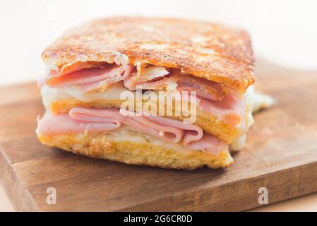 Sandwich monte cristo, vue sur la façade de la framboise Banque D'Images