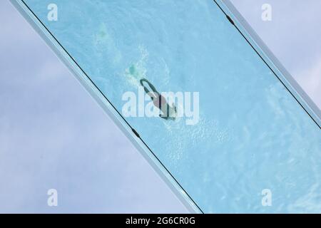 Le pont transparent Sky Pool de 35 mètres de haut entre deux bâtiments de l'Embassy Gardens est la piscine extérieure la plus exclusive de Londres. Londres, Royaume-Uni. Banque D'Images