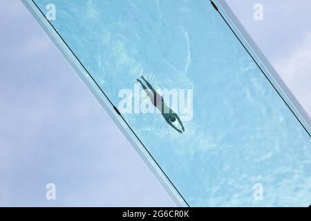 Le pont transparent Sky Pool de 35 mètres de haut entre deux bâtiments de l'Embassy Gardens est la piscine extérieure la plus exclusive de Londres. Londres, Royaume-Uni. Banque D'Images