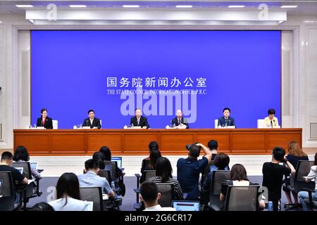 (210705) -- BEIJING, le 5 juillet 2021 (Xinhua) -- le Bureau d'information du Conseil d'Etat tient une conférence de presse sur la 44e session du Comité du patrimoine mondial de l'UNESCO à Beijing, capitale de la Chine, le 5 juillet 2021. La 44e session du Comité du patrimoine mondial de l'UNESCO s'ouvrira le 16 juillet à Fuzhou, capitale de la province de Fujian en Chine orientale, selon une conférence de presse de lundi. La session est prévue entre juillet 16 et juillet 31, et un total de 45 candidats seront examinés pour l'inscription à la liste du patrimoine mondial de l'UNESCO, a déclaré le Vice-Ministre de l'éducation Tian Xuejun à la conférence de presse Banque D'Images