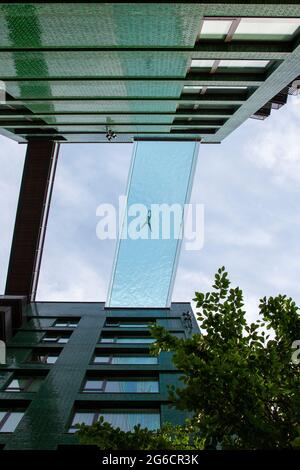 Le pont transparent Sky Pool de 35 mètres de haut entre deux bâtiments de l'Embassy Gardens est la piscine extérieure la plus exclusive de Londres. Londres, Royaume-Uni. Banque D'Images