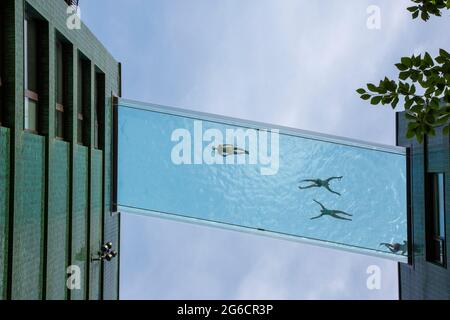 Le pont transparent Sky Pool de 35 mètres de haut entre deux bâtiments de l'Embassy Gardens est la piscine extérieure la plus exclusive de Londres. Londres, Royaume-Uni. Banque D'Images