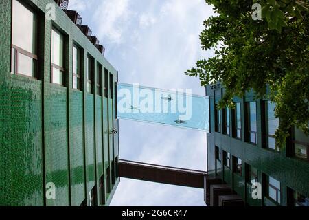 Le pont transparent Sky Pool de 35 mètres de haut entre deux bâtiments de l'Embassy Gardens est la piscine extérieure la plus exclusive de Londres. Londres, Royaume-Uni. Banque D'Images