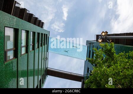 Le pont transparent Sky Pool de 35 mètres de haut situé entre deux bâtiments de l'Embassy Gardens à Battersea est l'extérieur le plus exclusif de Londres Banque D'Images