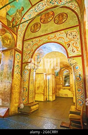 KIEV, UKRAINE - 18 MAI 2021 : les murs et les passages voûtés de la chapelle médiévale de la cathédrale Sainte-Sophie sont décorés de fresques et de patte colorée Banque D'Images