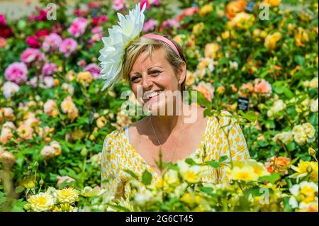 Londres, Royaume-Uni. 5 juillet 2021. Andie de Dahlia Beach apprécie le David Austen Rainbow of Roses - elle a mis en place un nouveau Dahlia croissance des affaires pendant la pandémie après que son entreprise de vidéo de mariage a été à court de ventes. Le jour de la presse pour le salon des fleurs de Hampton court 2021/Festival de jardin. Le spectacle a été annulé l'année dernière en raison de l'éclusage du coronavirus. Crédit : Guy Bell/Alay Live News Banque D'Images