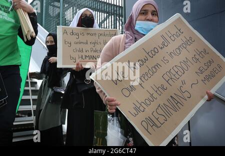 Londres, Royaume-Uni. 22 mai 2021. Des manifestants tiennent des pancartes exprimant leur opinion pendant la manifestation.des milliers de manifestants pro-palestiniens se rassemblent sur le remblai avant de traverser le centre de Londres jusqu'à Hyde Park. Ils appellent à la fin de la politique israélienne de discrimination à l'égard des Palestiniens, à la liberté de la Palestine et à la fin de l'occupation illégale de Gaza. Crédit : SOPA Images Limited/Alamy Live News Banque D'Images