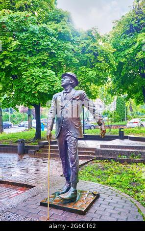 KIEV, UKRAINE - LE 18 MAI 2021 : la sculpture du personnage de roman satirique Panikovsky, prétendant aveugle en arche dans la rue Prorizna, le 18 mai à Kiev Banque D'Images