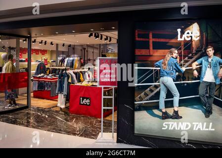 Hong Kong, Chine. 25 juin 2021. Boutique Lee de la marque de mode américaine vue à Hong Kong. Crédit : SOPA Images Limited/Alamy Live News Banque D'Images