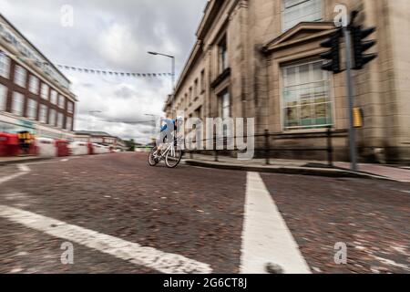 Bolton, Royaume-Uni. 04e juillet 2021. Elliot Sleds passe devant Bolton Market pendant le triathlon Ironman à Bolton.Ironman est un événement annuel organisé dans le monde entier où les athlètes concourent dans un triathlon éprouvant. Le triathlon de cette année a été 20 mois en préparation en raison de l'attente du covid. Crédit : SOPA Images Limited/Alamy Live News Banque D'Images