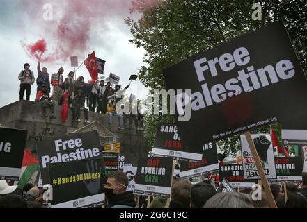 Londres, Royaume-Uni. 22 mai 2021. Des manifestants tiennent des pancartes exprimant leur opinion pendant la manifestation.des milliers de manifestants pro-palestiniens se rassemblent sur le remblai avant de traverser le centre de Londres jusqu'à Hyde Park. Ils appellent à la fin de la politique israélienne de discrimination à l'égard des Palestiniens, à la liberté de la Palestine et à la fin de l'occupation illégale de Gaza. Crédit : SOPA Images Limited/Alamy Live News Banque D'Images